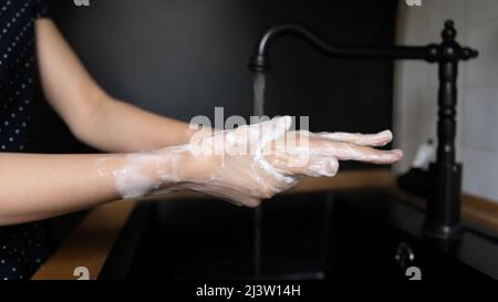 Nahaufnahme beschnittenes Bild weibliche waschen ihre Hände mit Seife Stockfoto