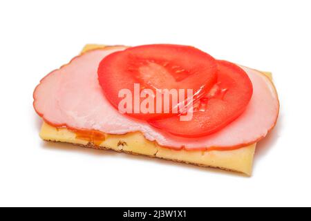 Vollkorn-Knäckebrot mit Tomaten, Schinken und Käse - isoliert auf Weiß. Einfaches Frühstück. Schnelle und gesunde Sandwiches. Knäckebrot mit leckerer Füllung. Gesunde Ernährung Snack - Isolation Stockfoto