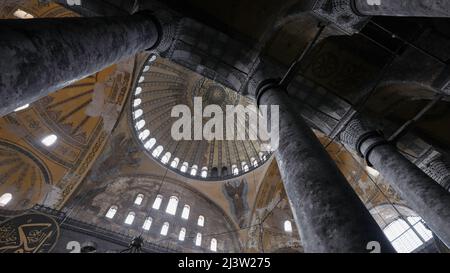 Wunderschöne Vintage-Architektur der St. Petersburger majestätischen St. Isaac's Cathedral. Aktion. Ansicht von unten in einer Halle mit einer goldenen Kuppel und Stockfoto