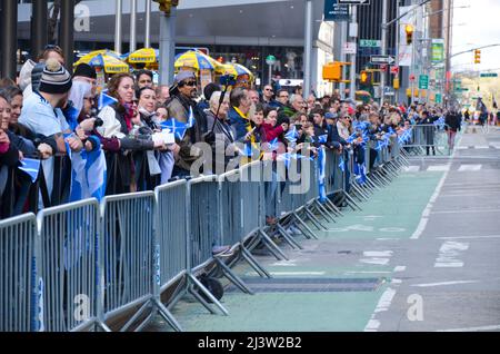 9. April 2022, New York, New York, USA: Zuschauer versammelten sich in Midtown, Manhattan, um die weltweit größte Pfeifen- und Trommelparade zu sehen, um den Scottish Tartan Day am 9. April 2022 in New York City zu feiern. (Bild: © Ryan Rahman/Pacific Press via ZUMA Press Wire) Stockfoto