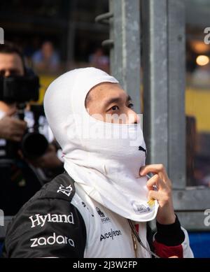 Melbourne, Australien. 10. April 2022. Zhou Guanyu von Alfa Romeo aus China reagiert vor dem Finale des australischen Grand Prix F1 in Melbourne, Australien, am 10. April 2022. Quelle: Hu Jingchen/Xinhua/Alamy Live News Stockfoto