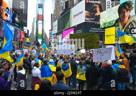 9. April 2022, New York, New York, USA: Demonstranten, die blau und gelb (ukrainische Flagge) trugen, zeigen am 09. April 2022 auf dem Times Square in New York City Solidarität für die Ukraine. (Bild: © Ryan Rahman/Pacific Press via ZUMA Press Wire) Stockfoto