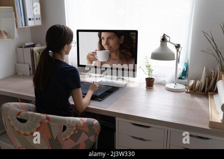 Weibliche Fotografin verwenden digitale Grafik-Tablet, machen Fotografie retuschieren Stockfoto