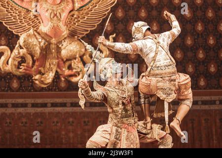 Thai Khon maskierte Tanzperformance, die Kampfszene zwischen Dämonenkönig und affengott heißt im Ramayana-Epos Thotsakan und Hanuman. Thailand. Stockfoto