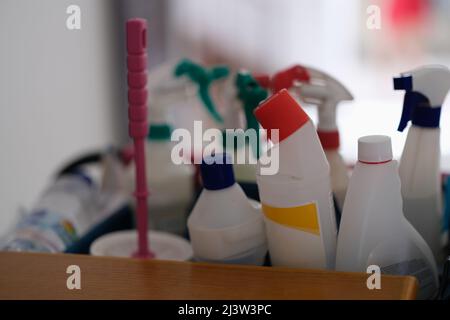 Viele Plastikflaschen mit Waschmitteln befinden sich in der Nähe des Badezimmers im Regal Stockfoto