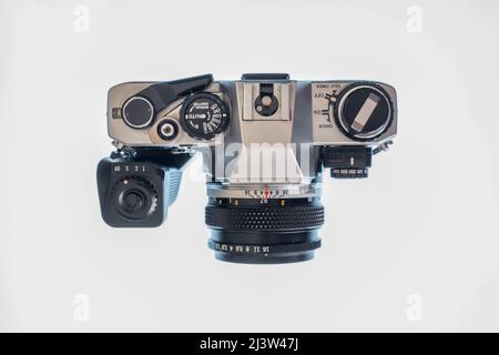 Olympus om10 Vintage-Filmkamera in Silber und Schwarz mit zuiko-Objektiv 50mm und Power-Wickler Stockfoto