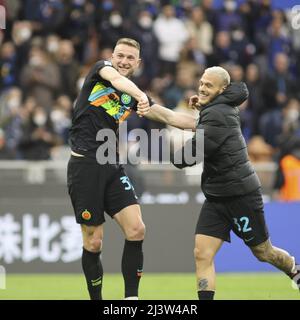 09 2022. April, Mailand (MI), Italien, Giuseppe Meazza - San siro Stadion, Matchday 32Â der italienischen Serie A Tim 2021/2022 Meisterschaft, Spiel zwischen den Teams des FC Internazionale gegen Hellas Verona, im Bild: Feier von 37 Milan Skriniar und 32 Federico Dimarco am Ende des Spiels Stockfoto