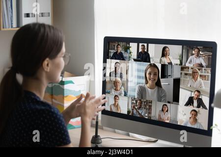 Eine Geschäftsfrau nimmt an einem Gruppengespräch mit Kollegen Teil Stockfoto