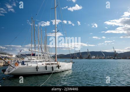 Seascape Landschaft mit Segelbooten und großen Hafenkranen auf dem Hafen von Volos, Griechenland Stockfoto