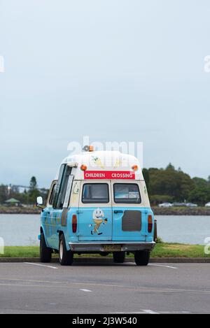 Ein einsamer Van vom Typ Mr Whippy (Softserve-Eis) parkte an einem grauen, bewölkten Tag in der Nähe von Nobbys Head, Newcastle, Australien Stockfoto