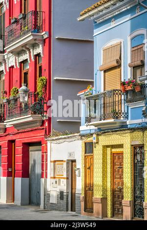 Bunte Fassaden traditioneller Häuser im Viertel El Cabanyal, Valencia, Bundesland Valencia, Spanien Stockfoto