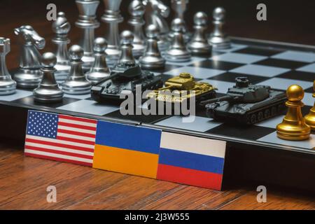Schachbrett Spiel. Politischer Konflikt zwischen den Vereinigten Staaten, Russland und der Ukraine. Stockfoto