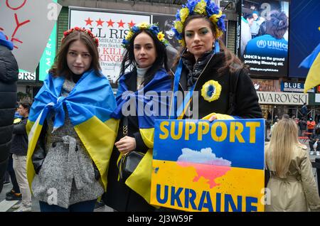 9. April 2022, New York, New York, USA: Demonstranten, die blau und gelb (ukrainische Flagge) trugen, zeigen am 09. April 2022 auf dem Times Square in New York City Solidarität für die Ukraine. (Bild: © Ryan Rahman/Pacific Press via ZUMA Press Wire) Stockfoto