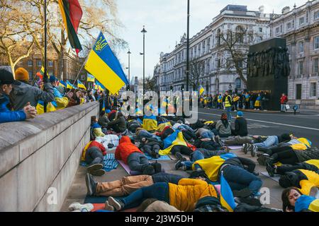 Ukrainer protestieren im Londoner Whitehall gegen den Krieg mit Russland. Demonstration gegen die russische Armee in Bucha. Ukrainische Flaggen winken für den Frieden Stockfoto