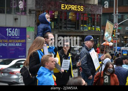 New York, New York, USA. 9. April 2022. Hunderte versammeln sich am 09. April 2022 auf dem Times Square in New York City, um sich solidarisch mit der Ukraine zu stellen. (Bild: © Ryan Rahman/Pacific Press via ZUMA Press Wire) Stockfoto