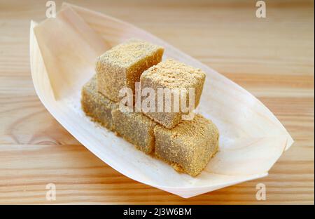 Warabimochi, eine weiche und kaute japanische Konfektion, eingetaucht in geröstetes Sojamehl namens Kinako Stockfoto