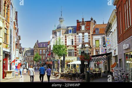 Venlo, Niederlande - August 8. 2019: Blick auf die Fußgängereinkaufsstraße im Stadtzentrum mit alten Häusern am Sommertag Stockfoto
