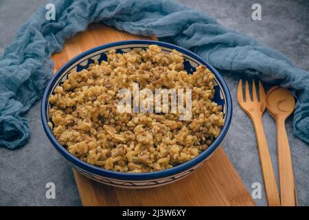 Mujadara – Linsen und Reispilaf, Rezept für die Küche des Nahen Ostens, traditionelles arabisches Gericht Stockfoto