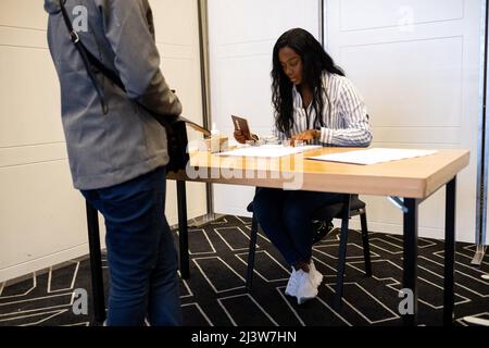 Niederlande, Amsterdam am 10/04/2022. Wahllokal für die Franzosen im Ausland für die französischen Präsidentschaftswahlen. Foto von Martin Bertrand. Zahlt- Stockfoto