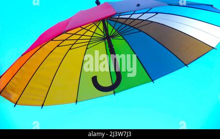 Isolierter, geöffneter Regenschirm in Regenbogenfarben Stockfoto