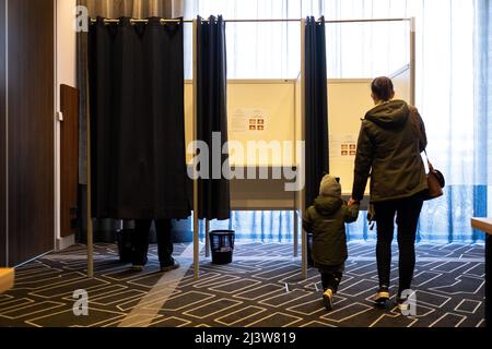 Niederlande, Amsterdam am 10/04/2022. Wahllokal für die Franzosen im Ausland für die französischen Präsidentschaftswahlen. Foto von Martin Bertrand. Zahlt- Stockfoto