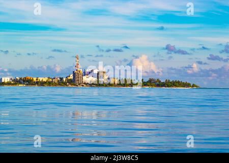 Malerische Aussicht auf die Maafushi-Insel von der Laccadive-See, Süd-Male-Atoll, Malediven Stockfoto