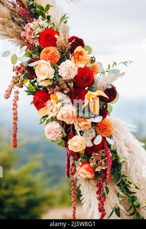 Hochzeitsbogen im Boho-Stil. Blumenarrangements von Herbstblumen Stockfoto