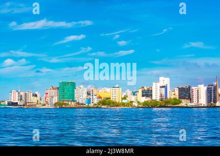 Blick auf die Stadt Male vom Hafen der Insel Hulhumalé aus gesehen.Male ist die Hauptstadt und eine der am dichtesten besiedelten Städte der Welt. Stockfoto