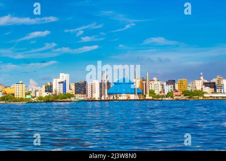 Blick auf die Stadt Male vom Hafen der Insel Hulhumalé aus gesehen.Male ist die Hauptstadt und eine der am dichtesten besiedelten Städte der Welt. Stockfoto