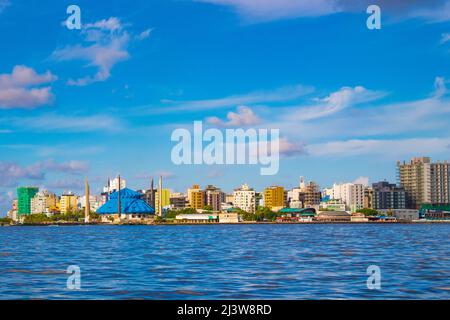 Blick auf die Stadt Male vom Hafen der Insel Hulhumalé aus gesehen.Male ist die Hauptstadt und eine der am dichtesten besiedelten Städte der Welt. Stockfoto