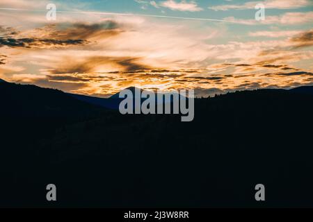 Zauberhafter Sonnenuntergang in den Bergen. Stockfoto