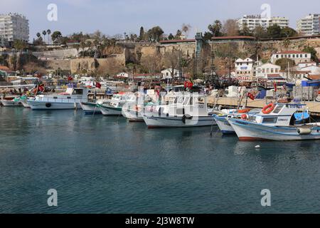 Kaleici Viertel und Blick auf den alten Hafen in Antalya. Antalya ist ein populärer Touristenort in der Türkei. Stockfoto