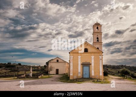 Kirche im Dorf Sant'Antonino auf dem Hügel in der Region Balagne auf Korsika Stockfoto