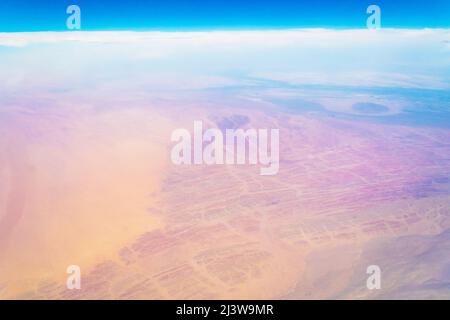 Luftaufnahme der Arabischen Wüste im Oman die Arabische Wüste ist eine riesige Wüstenwildnis in Westasien. Stockfoto