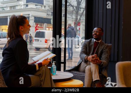 Zwei multirassische Geschäftsleute haben ein Interview Stockfoto