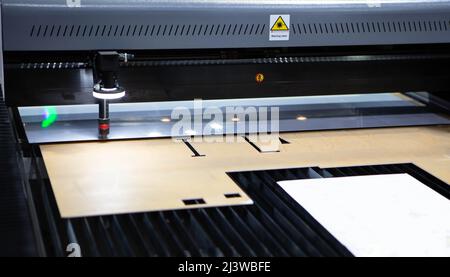 Digitale Stempelschneidemaschine Schneiden Kunststoff Acryl. Industrielle Fertigung. Stockfoto