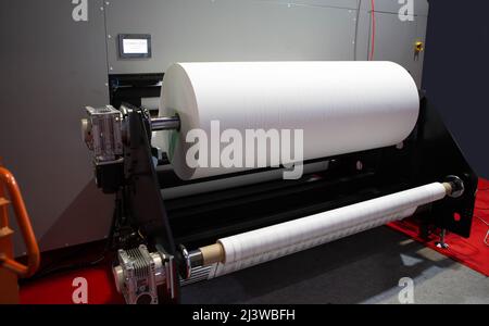 Stoffrolle eines Hybrid-Sublimationsdruckers. Druckindustrie. Stockfoto