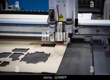 Digitale Stempelschneidemaschine Schneiden Wellpappenkarton für die Verpackung. Industrielle Fertigung. Stockfoto