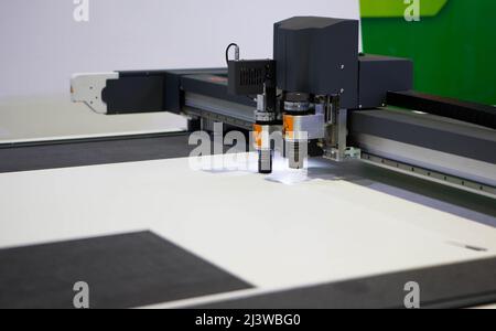 Digitale Stempelschneidemaschine Schneiden von PP-Flötenbrett. Industrielle Fertigung. Stockfoto