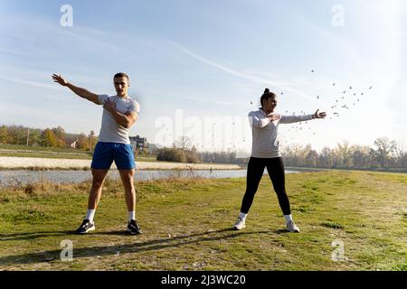 Zwei tolle und attraktive Fit-Freunde trainieren Stockfoto