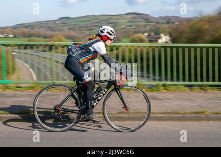 Sefton Velo-Fahrerin auf dem De Rosa-Fahrrad; De Rosa E-DO ein Carbon-Rahmenfahrrad in der Nähe von Manchester, Großbritannien Stockfoto