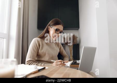 Beautiful young woman working on laptop computer at the office. Stockfoto