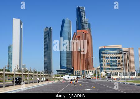 Blick auf die Etihad-Türme und das Bab AlQasr Hotel in Abu Dhabi, VAE. Stockfoto