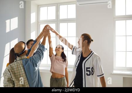 Eine Gruppe junger Hip-Hop-Tänzer steigert ihren Teamgeist in Vorbereitung auf Tanzwettbewerbe. Stockfoto