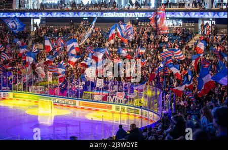 Berlin, Deutschland. 10. April 2022. Eishockey: DEL, Eisbären Berlin - Kölner Haie, Meisterschaftsrunde, Viertelfinale, Spieltag 1, Mercedes-Benz Arena. Die Zuschauer winken vor Spielbeginn Flaggen. Quelle: Andreas Gora/dpa/Alamy Live News Stockfoto