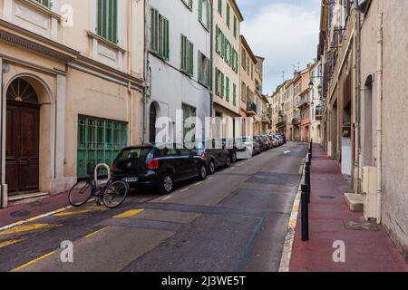 Straße in Le Suquet, Altstadt von Cannes in Frankreich. Stockfoto