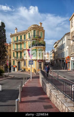 Stadt Cannes in Frankreich, Gebäude entlang der Rue Jean de Riouffe und Rue du Marechal Joffre Straßen. Stockfoto