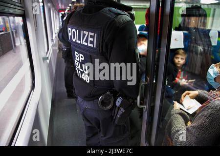 Deutsch-polnische Grenze: Passkontrolle in einem Flüchtlingszug mit ukrainern Stockfoto