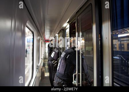 Deutsch-polnische Grenze: Passkontrolle in einem Flüchtlingszug mit ukrainern Stockfoto