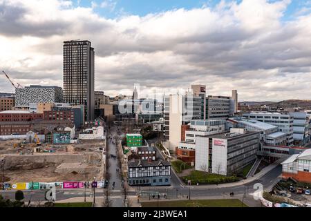 SHEFFIELD, GROSSBRITANNIEN – 10. MÄRZ 2022. Luftaufnahme des Arts Tower und der Gebäude der Sheffield Hallam University in einer Skyline von Sheffield Stockfoto